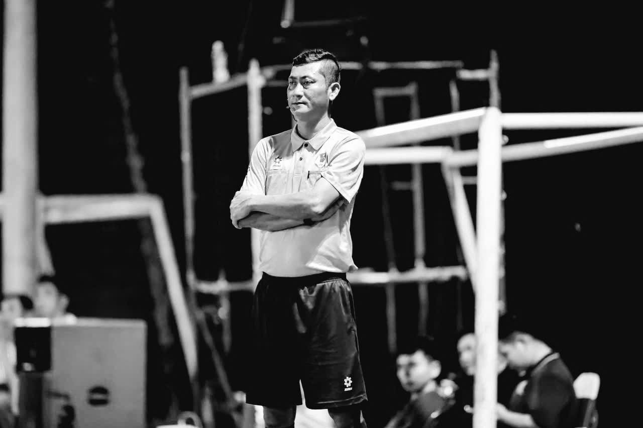 Trọng t&agrave;i Việt Nam đột quỵ tr&ecirc;n s&acirc;n b&oacute;ng qua đời- Ảnh 1.