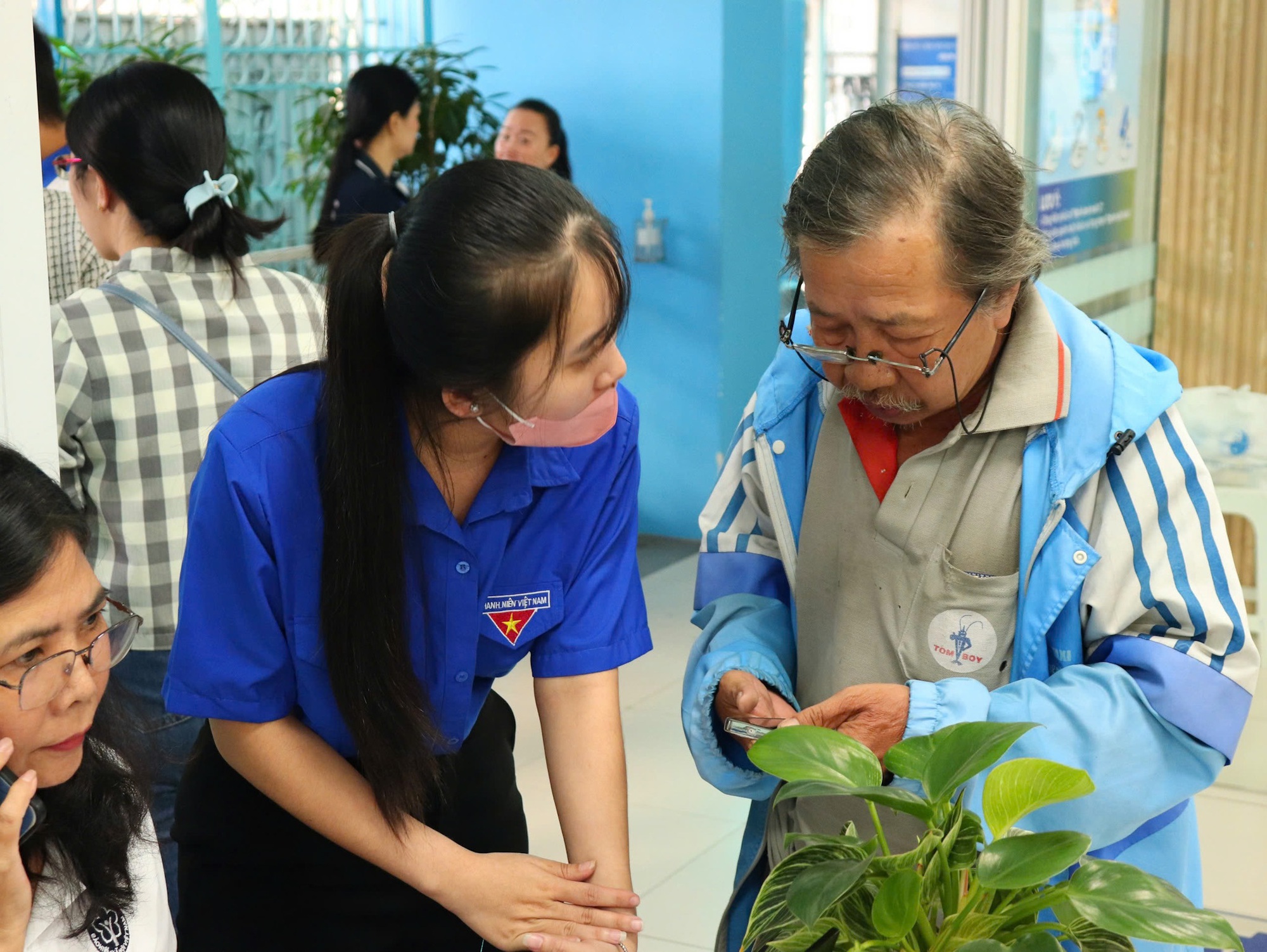 Từ 1-1-2026, TPHCM hỗ trợ to&agrave;n diện mức đ&oacute;ng BHYT cho 6 nh&oacute;m đối tượng đặc th&ugrave;- Ảnh 1.