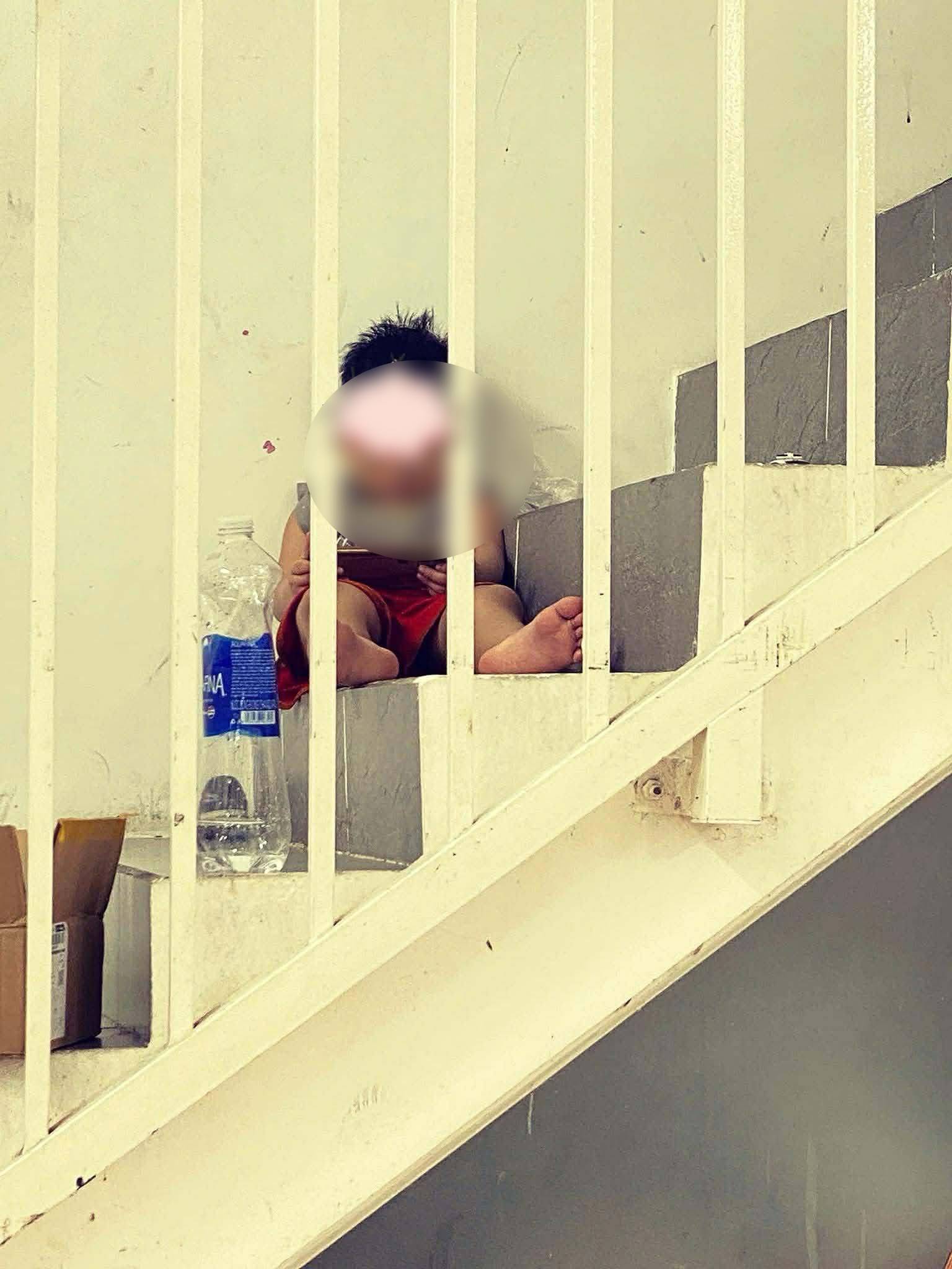 Đ&acirc;y l&agrave; bức ảnh đang khiến nhiều cha mẹ thấy bất lực: Biết l&agrave; c&oacute; hại, nhưng liệu c&oacute; thể l&agrave;m kh&aacute;c đi kh&ocirc;ng?- Ảnh 1.