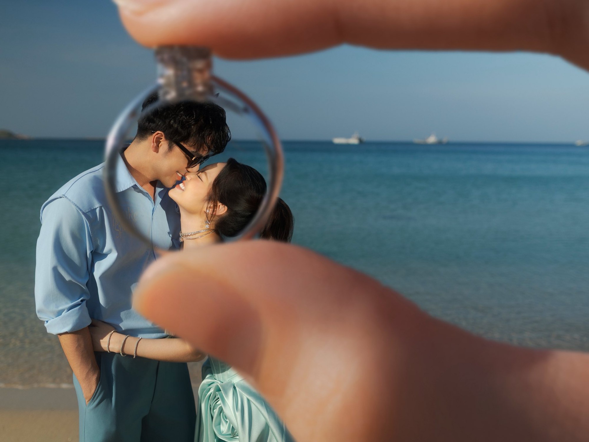 Đ&aacute;m cưới nam diễn vi&ecirc;n Vbiz v&agrave; vợ b&aacute;c sĩ k&eacute;m 16 tuổi: C&ocirc; d&acirc;u ch&uacute; rể s&aacute;nh đ&ocirc;i, d&agrave;n sao nổi tiếng tham dự- Ảnh 11.