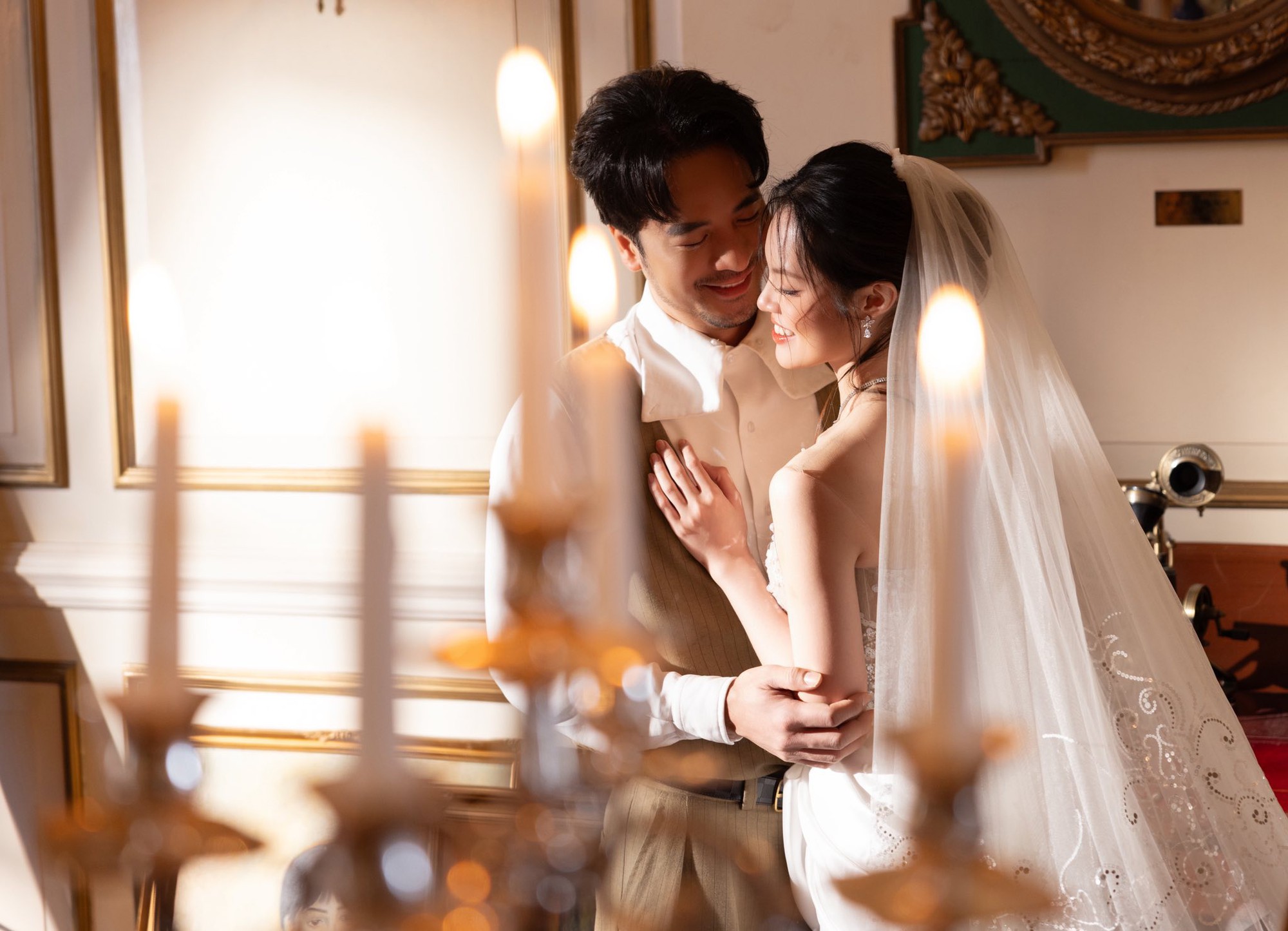 Đ&aacute;m cưới nam diễn vi&ecirc;n Vbiz v&agrave; vợ b&aacute;c sĩ k&eacute;m 16 tuổi: C&ocirc; d&acirc;u ch&uacute; rể s&aacute;nh đ&ocirc;i, d&agrave;n sao nổi tiếng tham dự- Ảnh 9.