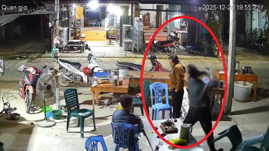 Người đ&agrave;n &ocirc;ng bị đ&acirc;m tử vong tại nh&agrave; ri&ecirc;ng: Camera h&eacute; lộ nạn nh&acirc;n cầm điếu c&agrave;y đ&aacute;nh vợ- Ảnh 1.