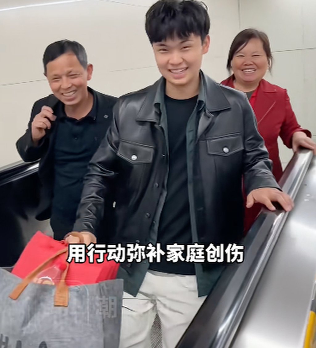 Bị bắt c&oacute;c từ năm 4 tuổi, nam thanh ni&ecirc;n cắt đứt với gia đ&igrave;nh từng nu&ocirc;i dưỡng sau ng&agrave;y đo&agrave;n tụ cha mẹ ruột: &ldquo;Đ&acirc;y mới l&agrave; một m&aacute;i nh&agrave; thực sự&rdquo;- Ảnh 1.