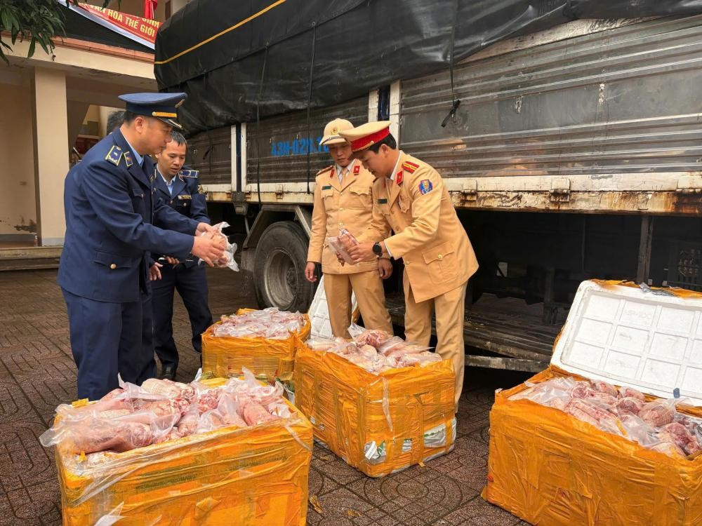Ph&aacute;t hiện 200 kg bắp heo kh&ocirc;ng nguồn gốc tr&ecirc;n xe tải- Ảnh 1.