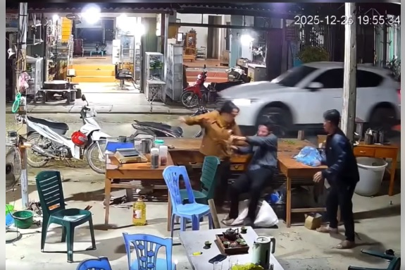 Người đ&agrave;n &ocirc;ng bị đ&acirc;m tử vong tại nh&agrave; ri&ecirc;ng: Camera h&eacute; lộ nạn nh&acirc;n cầm điếu c&agrave;y đ&aacute;nh vợ- Ảnh 2.