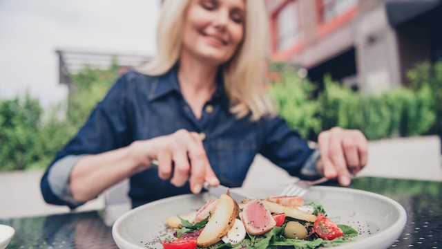 Chế độ ăn được nhiều phụ nữ trung ni&ecirc;n - m&atilde;n kinh "quảng b&aacute;" v&igrave; hứa hẹn giảm c&acirc;n trong 3 th&aacute;ng thật sự l&agrave; g&igrave;, ai kh&ocirc;ng n&ecirc;n thử?- Ảnh 5.