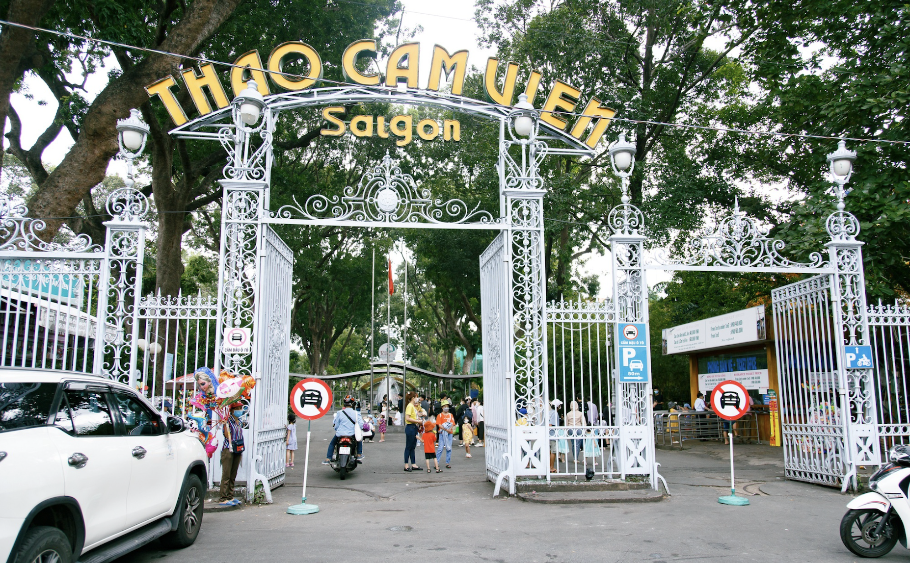 Cuối năm, Thảo Cầm Vi&ecirc;n tung "s&iacute;t rịt" khiến d&acirc;n t&igrave;nh rủ nhau đi chơi tối- Ảnh 1.