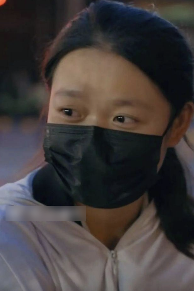 Mẹ đơn th&acirc;n 2k1 mang cả con đi ship đồ ăn, l&yacute; do chọn nghề shipper khiến nhiều người rơi nước mắt- Ảnh 1.