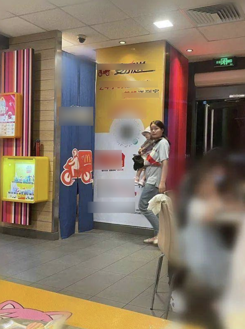 Mẹ đơn th&acirc;n 2k1 mang cả con đi ship đồ ăn, l&yacute; do chọn nghề shipper khiến nhiều người rơi nước mắt- Ảnh 3.