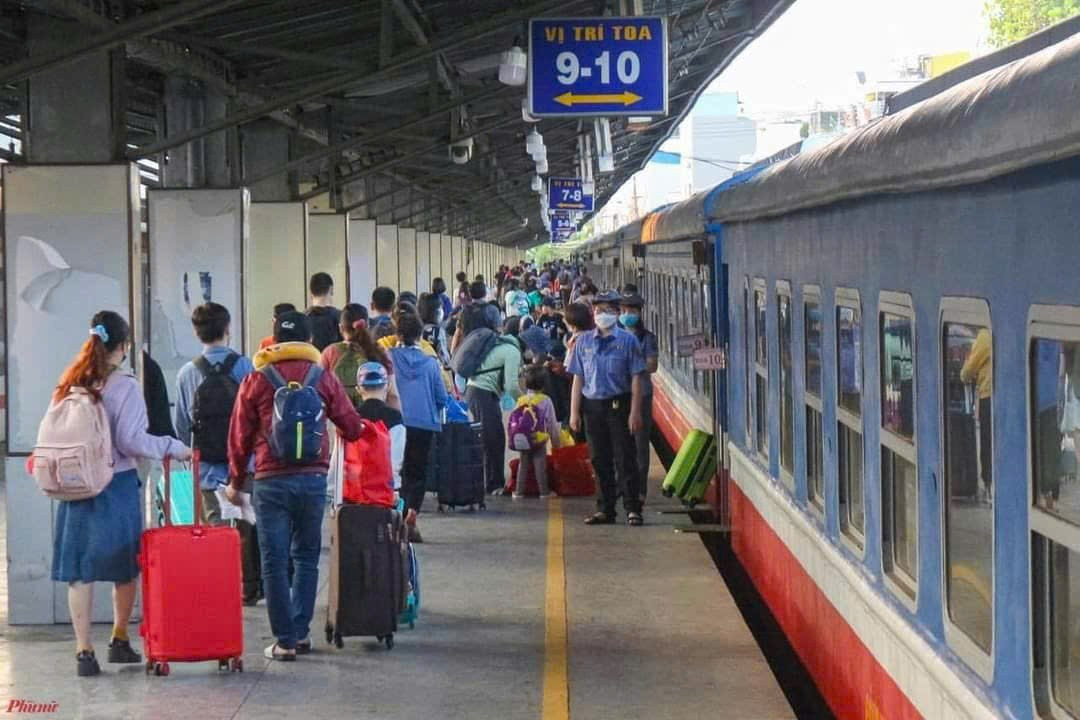 Nghỉ Tết Dương lịch 4 ng&agrave;y: H&agrave;ng kh&ocirc;ng, đường sắt đồng loạt tăng chuyến- Ảnh 2.