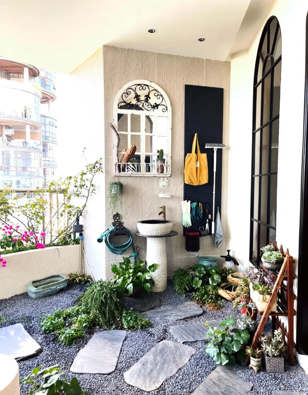 Nữ nghệ sĩ 40 tuổi kh&ocirc;ng kết h&ocirc;n, bỏ 12 tỷ x&acirc;y 