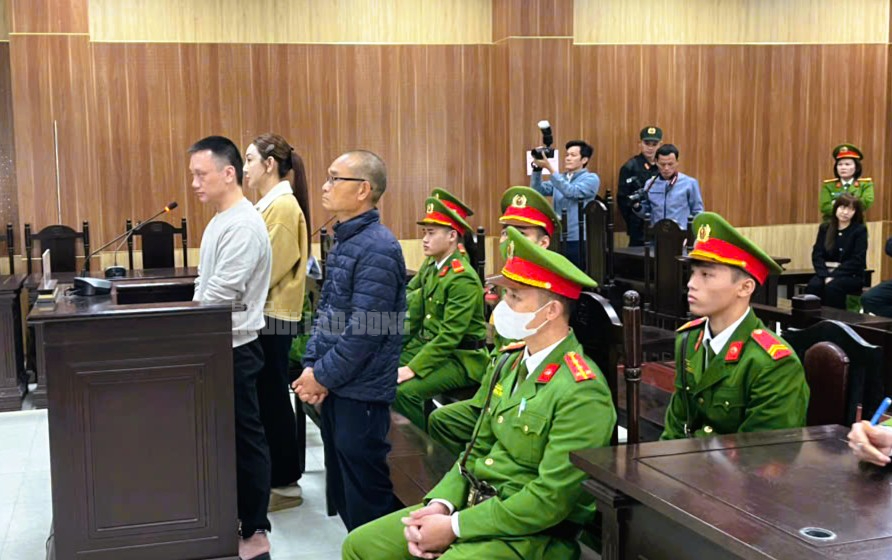 H&igrave;nh ảnh vợ chồng tr&ugrave;m giang hồ Vi "ngộ" hầu t&ograve;a s&aacute;ng 26-12- Ảnh 1.