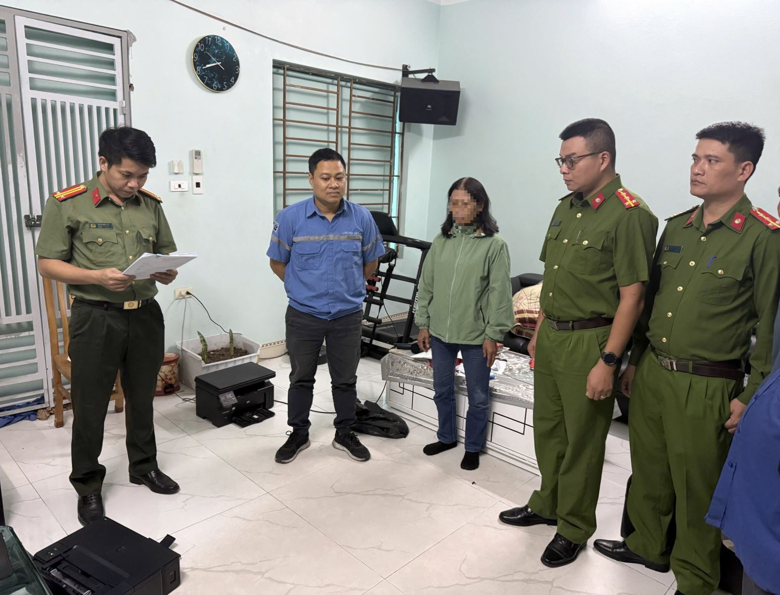 Kh&aacute;m x&eacute;t khẩn cấp nơi ở, khởi tố Đỗ Thị Thu Hường sinh năm 1993 trong chuy&ecirc;n &aacute;n li&ecirc;n tỉnh lớn- Ảnh 1.