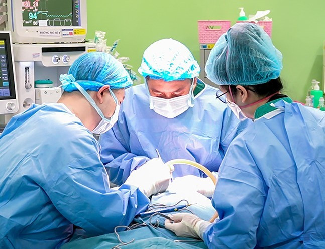 48 giờ sinh tử của b&eacute; g&aacute;i 2 tuổi c&oacute; khối u khổng lồ- Ảnh 1.