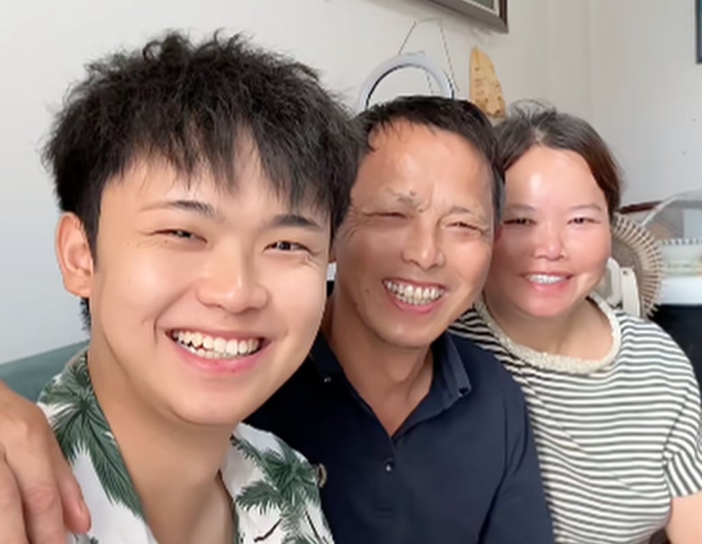 Bị bắt c&oacute;c từ năm 4 tuổi, nam thanh ni&ecirc;n cắt đứt với gia đ&igrave;nh từng nu&ocirc;i dưỡng sau ng&agrave;y đo&agrave;n tụ cha mẹ ruột: &ldquo;Đ&acirc;y mới l&agrave; một m&aacute;i nh&agrave; thực sự&rdquo;- Ảnh 2.