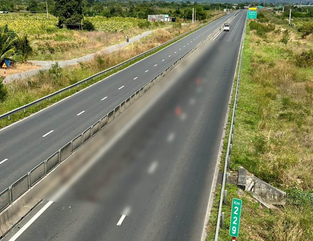 Điều tra vụ nghi c&aacute;n người, chỉ c&ograve;n mỗi c&aacute;nh tay tr&ecirc;n tuyến cao tốc Vĩnh Hảo - Phan Thiết- Ảnh 1.