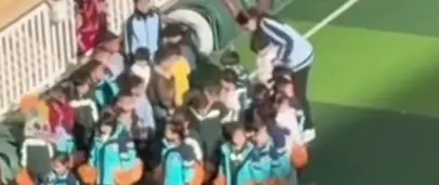 R&ugrave;ng m&igrave;nh trước đoạn clip gi&aacute;o vi&ecirc;n mầm non đ&aacute;nh, đạp d&atilde; man trẻ ngay trong s&acirc;n trường ở Trung Quốc- Ảnh 1.