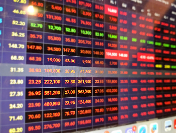 Giảm hơn 52 điểm, VN-Index mất mốc 1.700, sắc đỏ bao tr&ugrave;m thị trường- Ảnh 1.