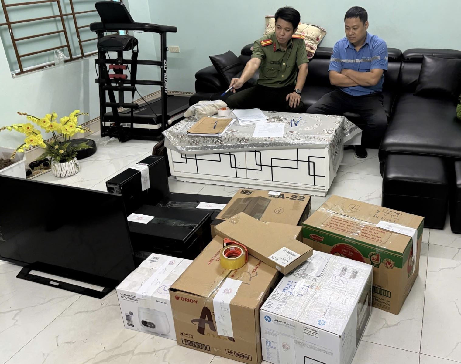 Kh&aacute;m x&eacute;t khẩn cấp nơi ở, khởi tố Đỗ Thị Thu Hường sinh năm 1993 trong chuy&ecirc;n &aacute;n li&ecirc;n tỉnh lớn- Ảnh 2.