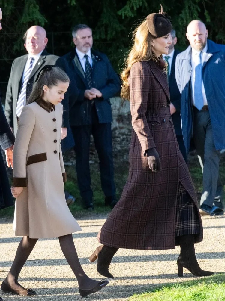 "C&ocirc;ng ch&uacute;a hạt dẻ" nh&agrave; Kate: Charlotte 10 tuổi kh&iacute; chất ng&uacute;t ng&agrave;n, diện đồ "Old Money" chuẩn người thừa kế s&aacute;ng gi&aacute;- Ảnh 11.