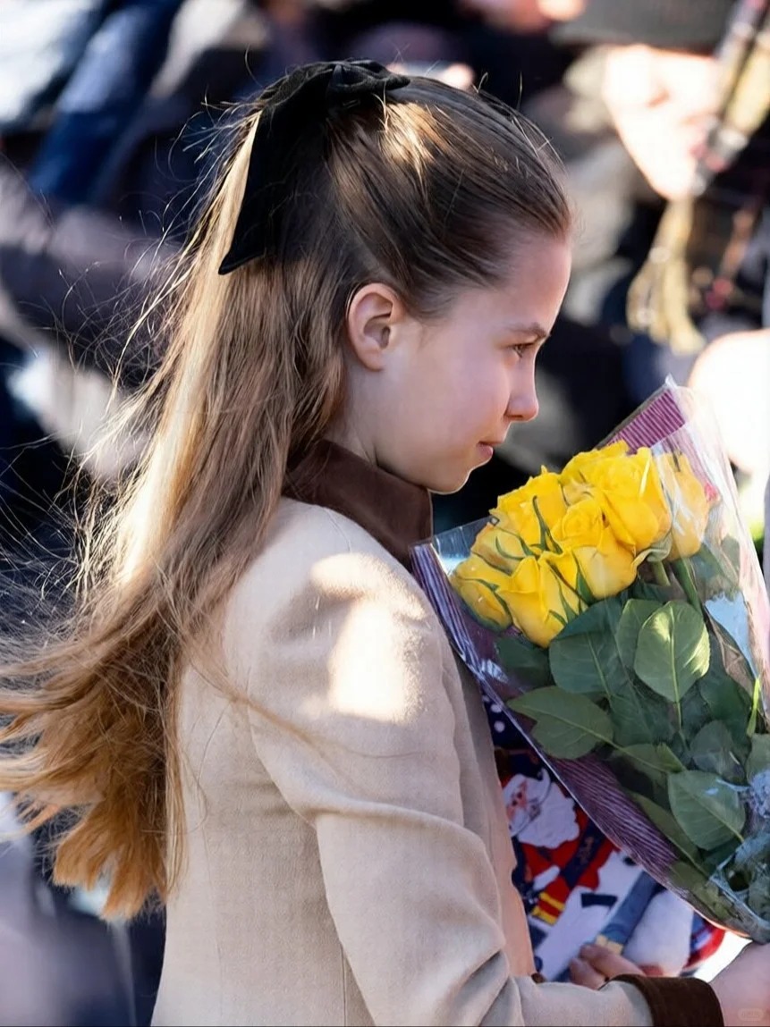 "C&ocirc;ng ch&uacute;a hạt dẻ" nh&agrave; Kate: Charlotte 10 tuổi kh&iacute; chất ng&uacute;t ng&agrave;n, diện đồ "Old Money" chuẩn người thừa kế s&aacute;ng gi&aacute;- Ảnh 12.