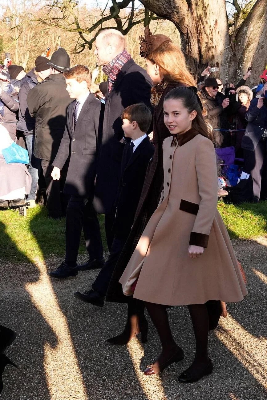 "C&ocirc;ng ch&uacute;a hạt dẻ" nh&agrave; Kate: Charlotte 10 tuổi kh&iacute; chất ng&uacute;t ng&agrave;n, diện đồ "Old Money" chuẩn người thừa kế s&aacute;ng gi&aacute;- Ảnh 3.