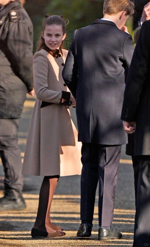 "C&ocirc;ng ch&uacute;a hạt dẻ" nh&agrave; Kate: Charlotte 10 tuổi kh&iacute; chất ng&uacute;t ng&agrave;n, diện đồ "Old Money" chuẩn người thừa kế s&aacute;ng gi&aacute;- Ảnh 4.