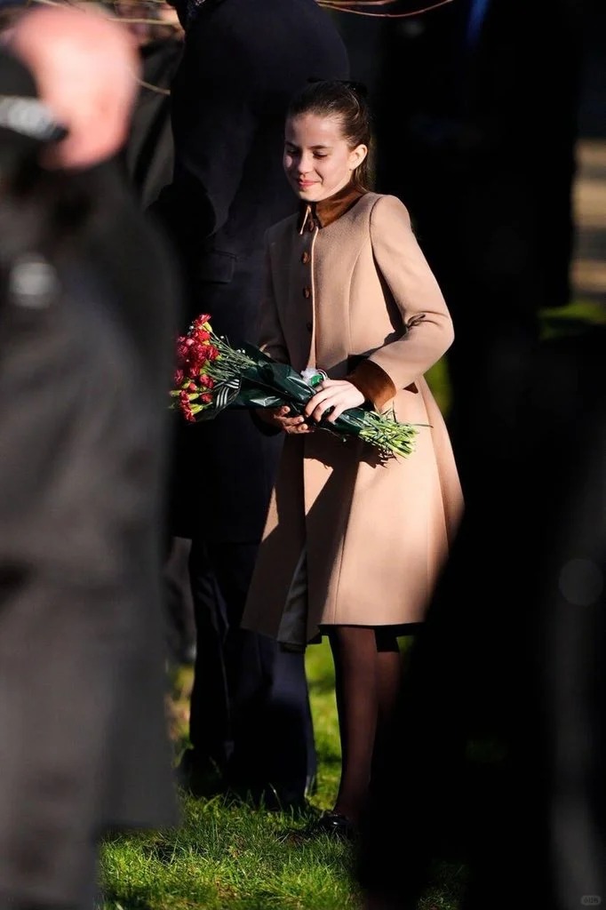 "C&ocirc;ng ch&uacute;a hạt dẻ" nh&agrave; Kate: Charlotte 10 tuổi kh&iacute; chất ng&uacute;t ng&agrave;n, diện đồ "Old Money" chuẩn người thừa kế s&aacute;ng gi&aacute;- Ảnh 5.