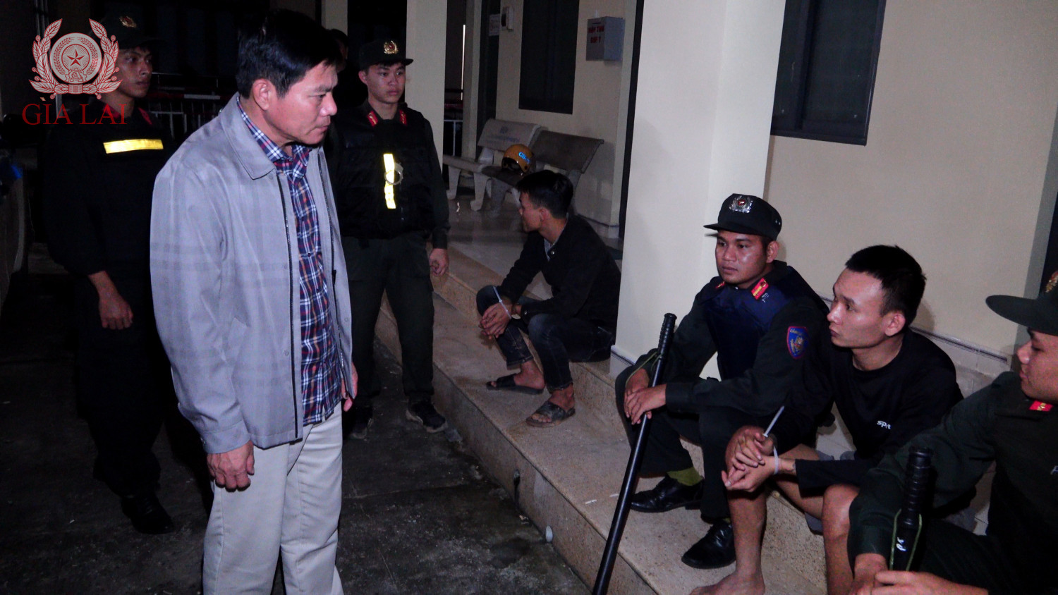 Gi&aacute;m đốc c&ocirc;ng an tỉnh v&agrave; h&agrave;ng trăm cảnh s&aacute;t đột k&iacute;ch 2 địa điểm, bắt giữ Nguyễn Ch&iacute; Tần v&agrave; 38 người- Ảnh 1.