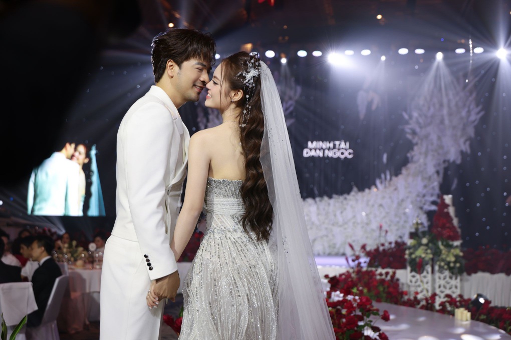 Đ&aacute;m cưới nam diễn vi&ecirc;n Vbiz v&agrave; vợ b&aacute;c sĩ k&eacute;m 16 tuổi: C&ocirc; d&acirc;u ch&uacute; rể s&aacute;nh đ&ocirc;i, d&agrave;n sao nổi tiếng tham dự- Ảnh 8.