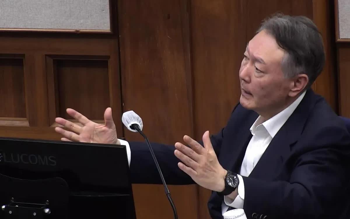 Cựu Tổng thống H&agrave;n Quốc Yoon Suk Yeol ph&aacute;t biểu trong phi&ecirc;n điều trần tại T&ograve;a &aacute;n Quận Trung t&acirc;m Seoul h&ocirc;m 24/12 (Ảnh: Yonhap)