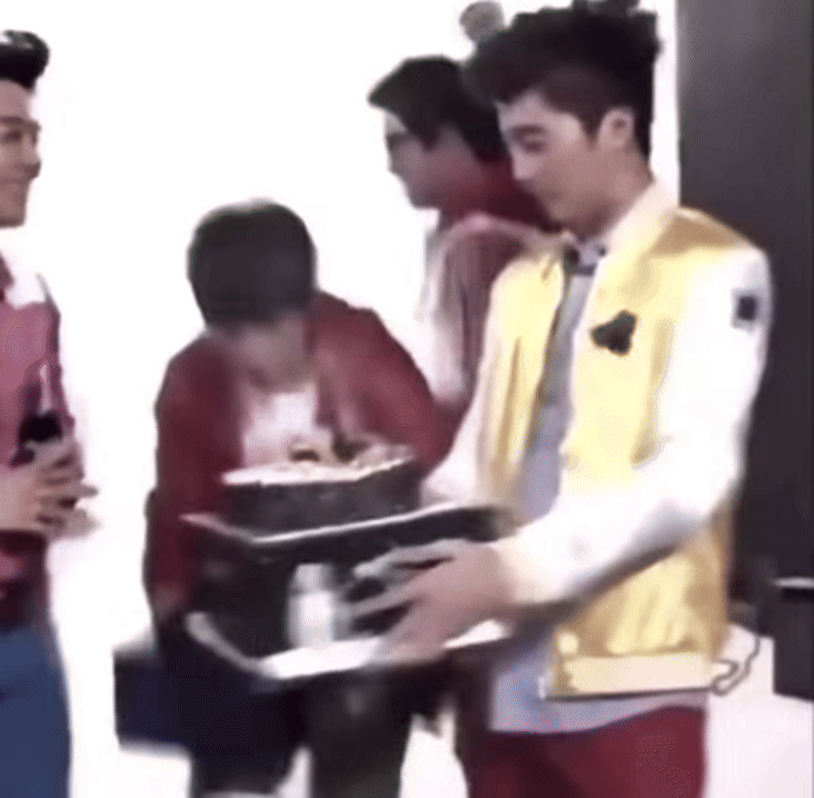 42 triệu người xem cả d&agrave;n sao thi nhau l&agrave;m rơi b&aacute;nh kem, b&oacute;c trần mục đ&iacute;ch sau h&agrave;nh động kh&oacute; hiểu?- Ảnh 3.