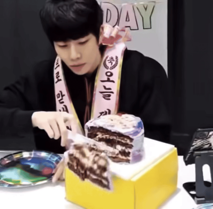 42 triệu người xem cả d&agrave;n sao thi nhau l&agrave;m rơi b&aacute;nh kem, b&oacute;c trần mục đ&iacute;ch sau h&agrave;nh động kh&oacute; hiểu?- Ảnh 2.