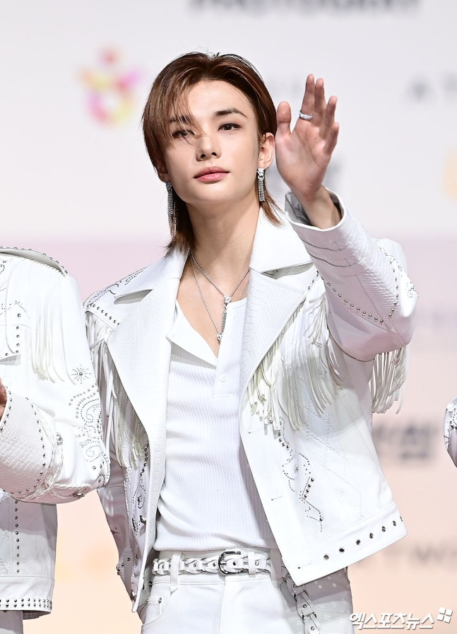 Nam ca sĩ nổi tiếng đ&aacute;nh rơi 1,4 tỷ tr&ecirc;n s&acirc;n khấu- Ảnh 2.