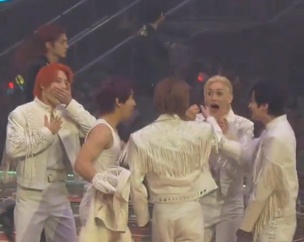 Nam ca sĩ nổi tiếng đ&aacute;nh rơi 1,4 tỷ tr&ecirc;n s&acirc;n khấu- Ảnh 1.