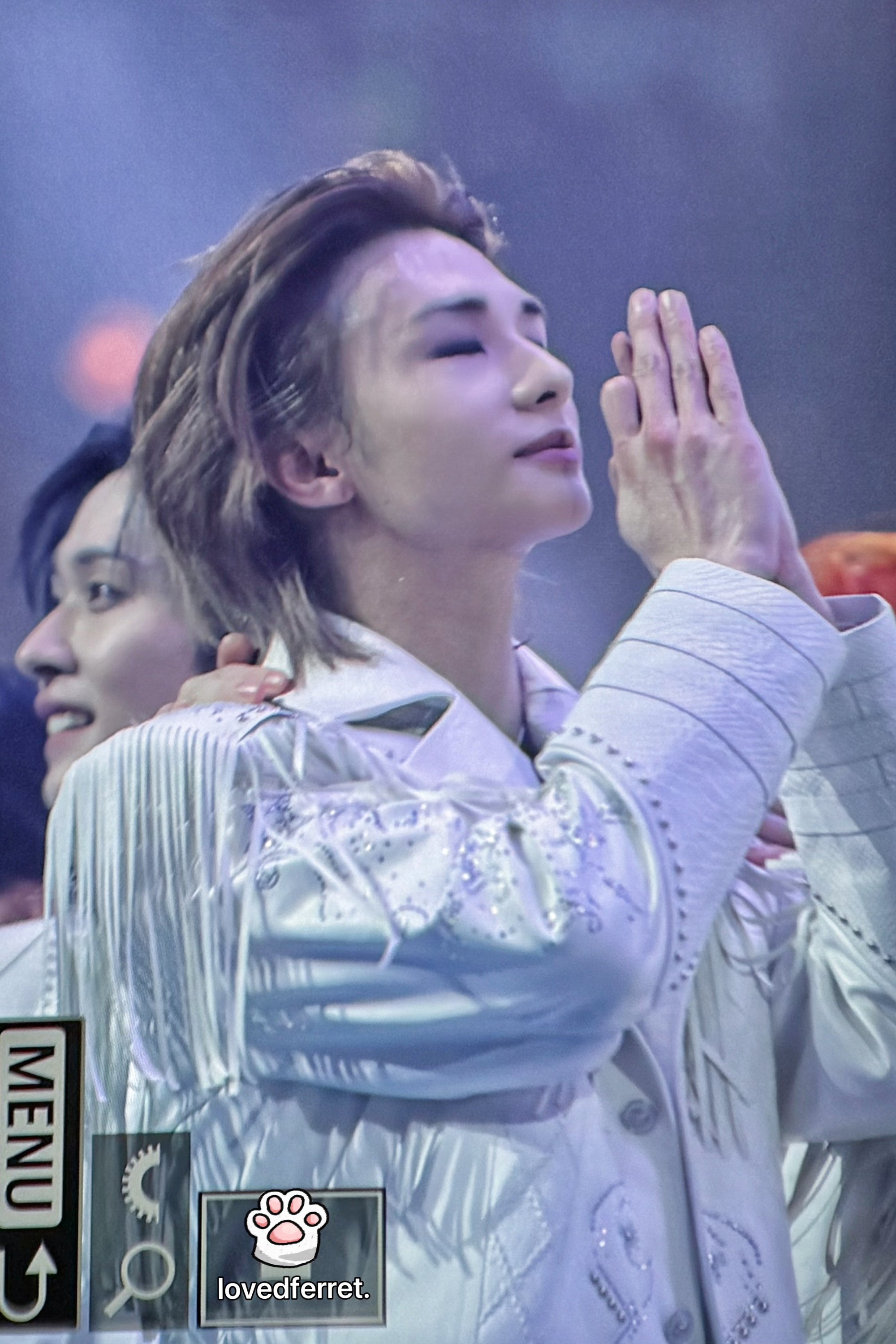 Nam ca sĩ nổi tiếng đ&aacute;nh rơi 1,4 tỷ tr&ecirc;n s&acirc;n khấu- Ảnh 5.