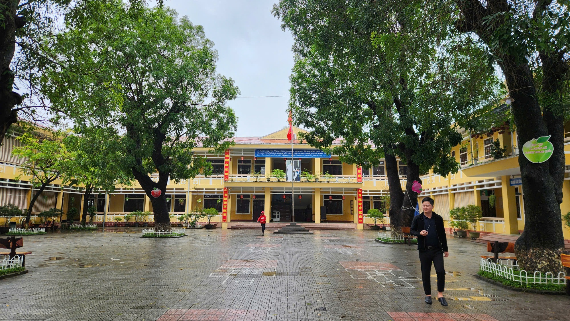 Nhiều học sinh lớp 2 bị n&ocirc;n &oacute;i khi ăn bữa trưa tại trường- Ảnh 1.