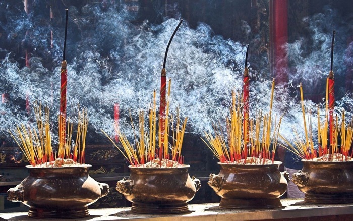 5 th&oacute;i quen thắp hương tưởng l&agrave; chu đ&aacute;o nhưng &acirc;m thầm l&agrave;m b&agrave;n thờ nặng kh&iacute;- Ảnh 1.