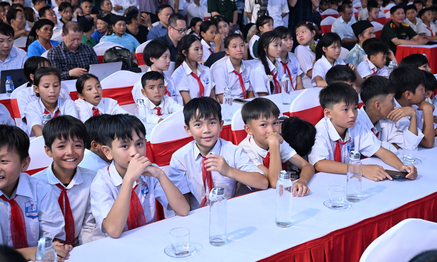 Học sinh x&atilde; bi&ecirc;n giới được hỗ trợ 450.000 đồng, 8kg gạo mỗi th&aacute;ng- Ảnh 1.