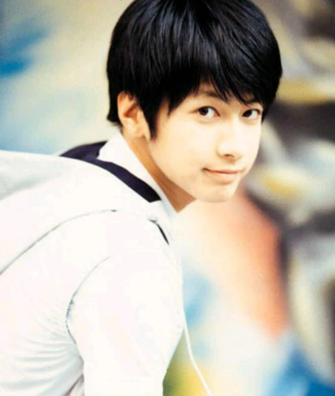 Mỹ nam 1m86 lụn bại v&igrave; l&agrave;m bố khi c&ograve;n năm nhất đại học, sống tạm bợ c&ugrave;ng con g&aacute;i trong 1 căn ph&ograve;ng chật hẹp- Ảnh 1.