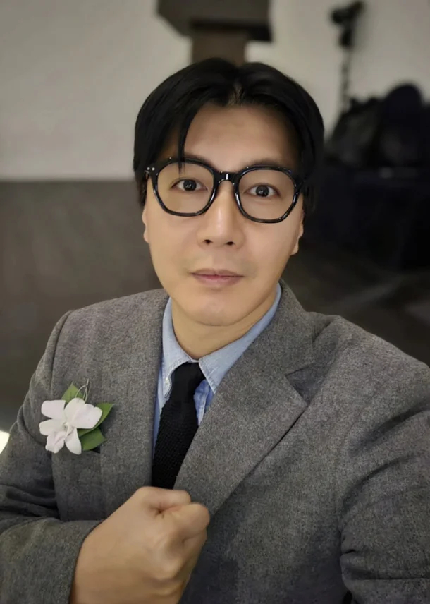 Mỹ nam 1m86 lụn bại v&igrave; l&agrave;m bố khi c&ograve;n năm nhất đại học, sống tạm bợ c&ugrave;ng con g&aacute;i trong 1 căn ph&ograve;ng chật hẹp- Ảnh 5.