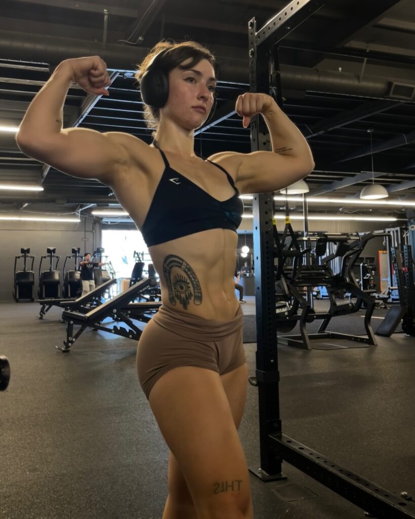 C&ocirc; g&aacute;i mặt xinh như thi&ecirc;n thần nhưng nh&igrave;n bắp tay cuồn cuộn, body 6 m&uacute;i săn chắc th&igrave; tất cả ngỡ ng&agrave;ng- Ảnh 3.