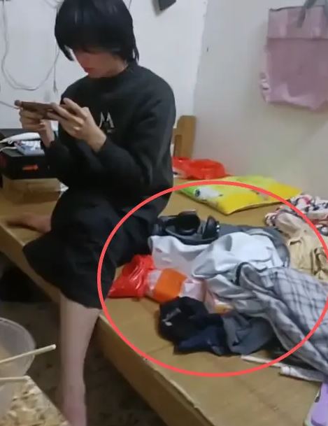 Bố quay clip b&ecirc;u riếu con trai: "T&ocirc;i đ&atilde; l&agrave;m g&igrave; sai m&agrave; sinh ra đứa con thế n&agrave;y?", d&acirc;n mạng ph&aacute;t hiện ngay 1 chi tiết r&ugrave;ng m&igrave;nh!- Ảnh 2.