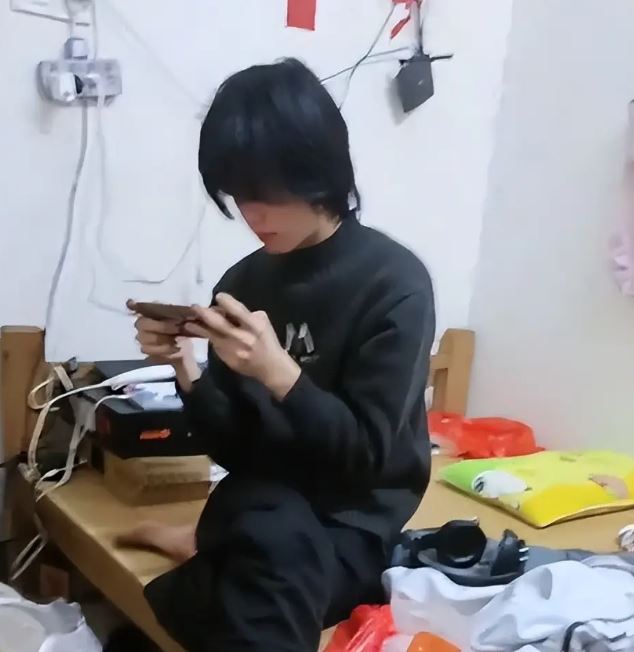 Bố quay clip b&ecirc;u riếu con trai: "T&ocirc;i đ&atilde; l&agrave;m g&igrave; sai m&agrave; sinh ra đứa con thế n&agrave;y?", d&acirc;n mạng ph&aacute;t hiện ngay 1 chi tiết r&ugrave;ng m&igrave;nh!- Ảnh 1.