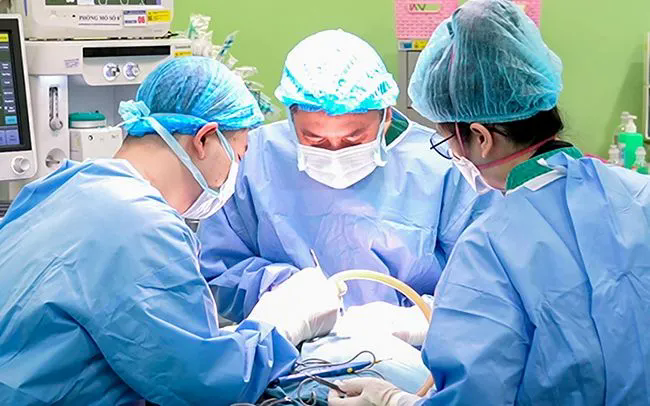 Ekip phẫu thuật b&oacute;c t&aacute;ch khối u cho b&eacute; P.A. Ảnh: BV Nhi Trung ương