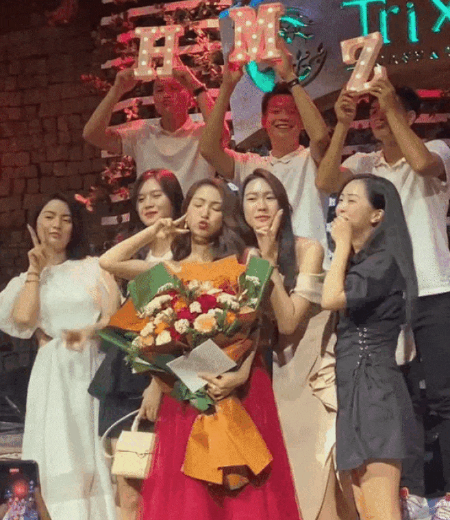 Ho&agrave; Minzy đi chơi c&ugrave;ng d&agrave;n cầu thủ đ&igrave;nh đ&aacute;m b&oacute;ng đ&aacute; Việt nhưng d&acirc;n t&igrave;nh chỉ gọi t&ecirc;n một người- Ảnh 3.