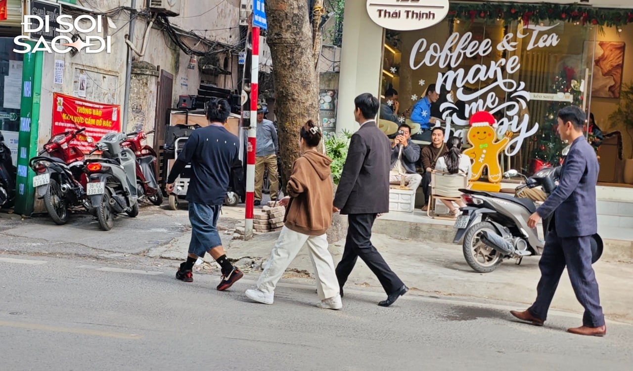 Zoom cận trường quay phim mới của Suzy - Kim Seon Ho ở H&agrave; Nội- Ảnh 10.