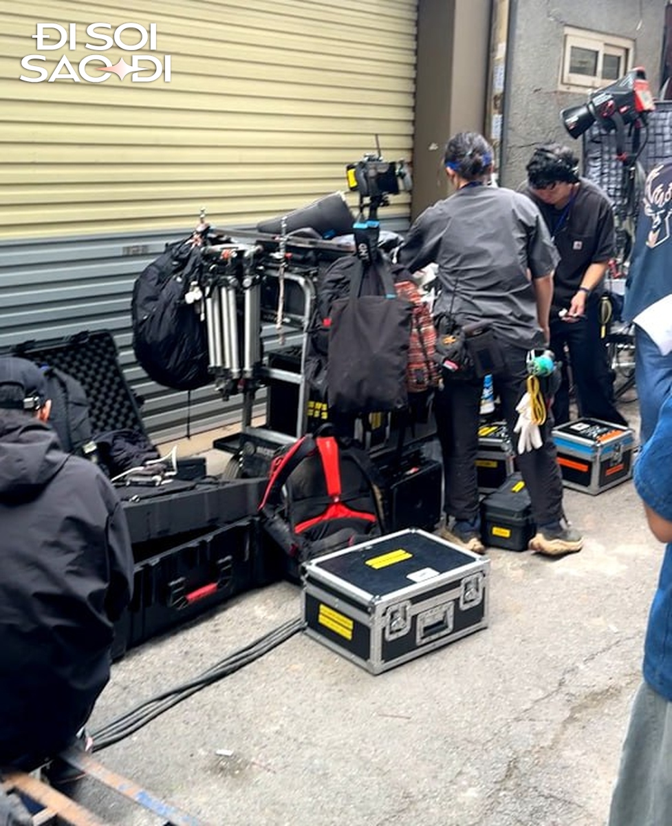 Zoom cận trường quay phim mới của Suzy - Kim Seon Ho ở H&agrave; Nội- Ảnh 4.