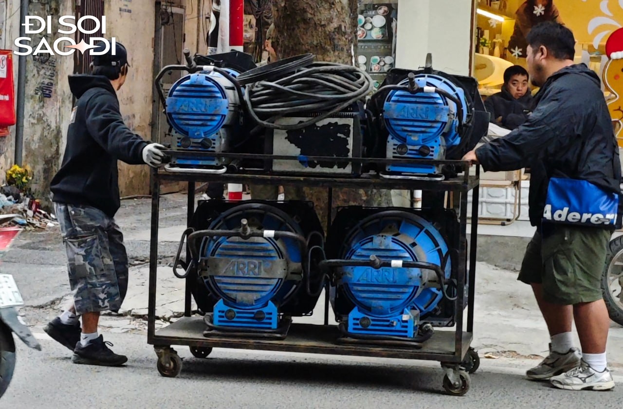 Zoom cận trường quay phim mới của Suzy - Kim Seon Ho ở H&agrave; Nội- Ảnh 8.