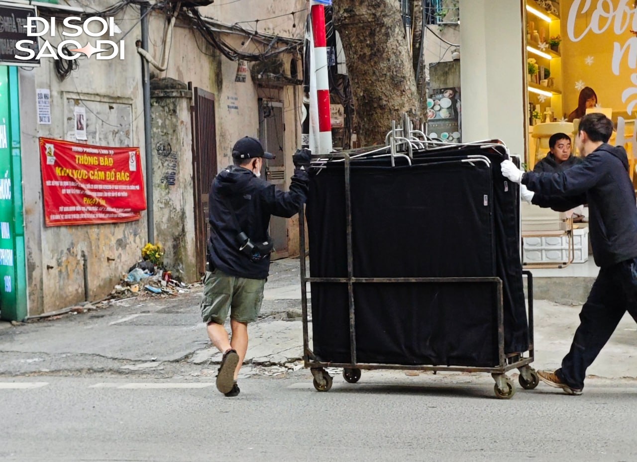 Zoom cận trường quay phim mới của Suzy - Kim Seon Ho ở H&agrave; Nội- Ảnh 6.